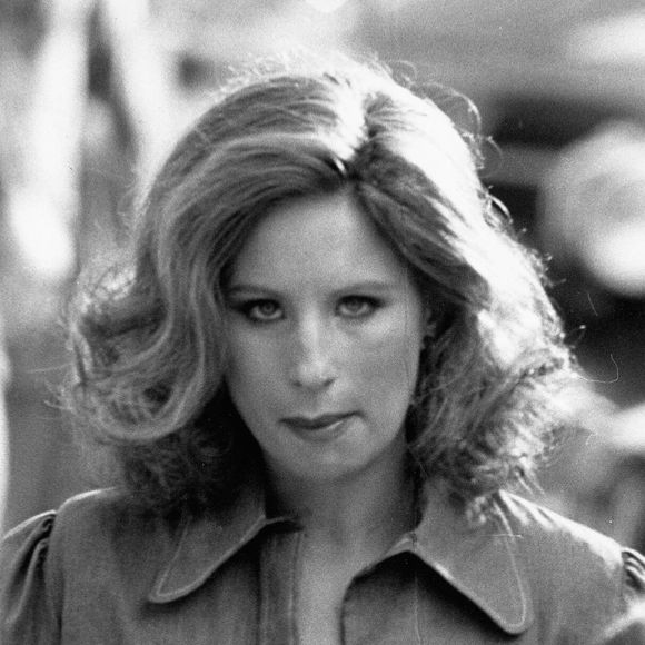 Mais ces dernières années, l'icône s'est fait discrète... En effet, ses représentations se comptent sur les doigts d'une main.

1er juillet 1974 - New York, NY, États-Unis : Barbra Streisand dans une scène de film. (Keystone USA Collection / Bestimage).