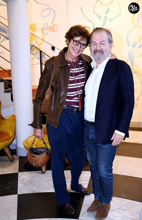 Ambassadrice de Roger Vivier, elle privilégie toutefois une allure spontanée plutôt qu’une mise en scène savamment calculée.

Exclusif - Inès de La Fressange et son compagnon Denis Olivennes - Soirée d'inauguration de l'hôtel "Le Magnifique" à Paris le 24 septembre 2026. Situé au 20 bis rue de la Gaité à Montparnasse, l'hôtel appartient à J. Blanc et a été décoré par V. Darré. © Rachid Bellak/Bestimage