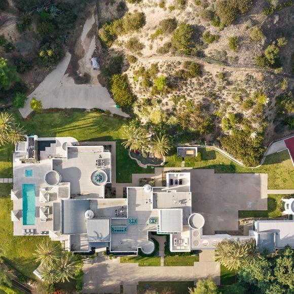 Exclusif - La nouvelle villa de Kanye West à Beverly Hills. Kanye a finalisé l'achat hors marché pour 35 millions de dollars. La propriété de style méditerranéen comprend environ 1900 m2 d'espace habitable, des jardins privés et des vues panoramiques sur la ville. Los Angeles, le 15 décembre 2024.