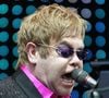En effet, cette inflamation lui avait fait perdre la vue d'un oeil et diminué celle de l'autre.

Le 9 juin 2012, Chesterfield, Angleterre, Royaume-Uni : Sir ELTON JOHN en concert au Proact Stadium, Derbyshire. (Crédit image : © Glenn Ashley/ZUMA Press Wire)