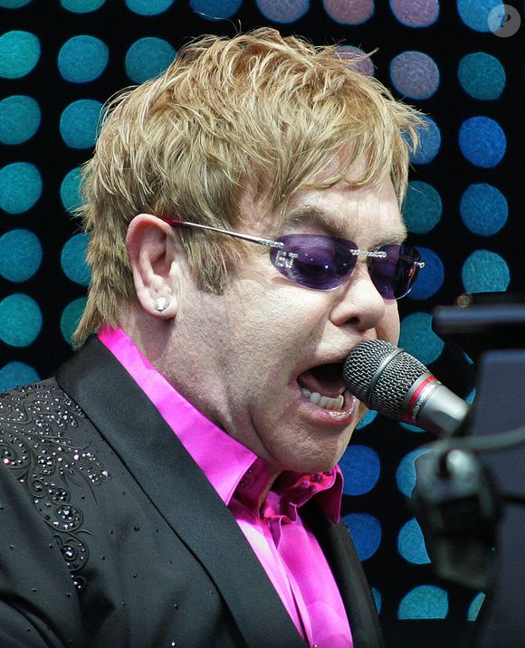 En effet, cette inflamation lui avait fait perdre la vue d'un oeil et diminué celle de l'autre.

Le 9 juin 2012, Chesterfield, Angleterre, Royaume-Uni : Sir ELTON JOHN en concert au Proact Stadium, Derbyshire. (Crédit image : © Glenn Ashley/ZUMA Press Wire)
