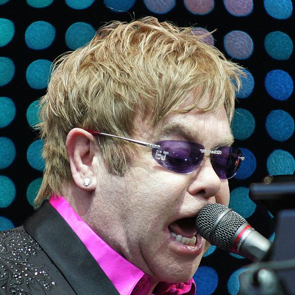 En effet, cette inflamation lui avait fait perdre la vue d'un oeil et diminué celle de l'autre.

Le 9 juin 2012, Chesterfield, Angleterre, Royaume-Uni : Sir ELTON JOHN en concert au Proact Stadium, Derbyshire. (Crédit image : © Glenn Ashley/ZUMA Press Wire)
