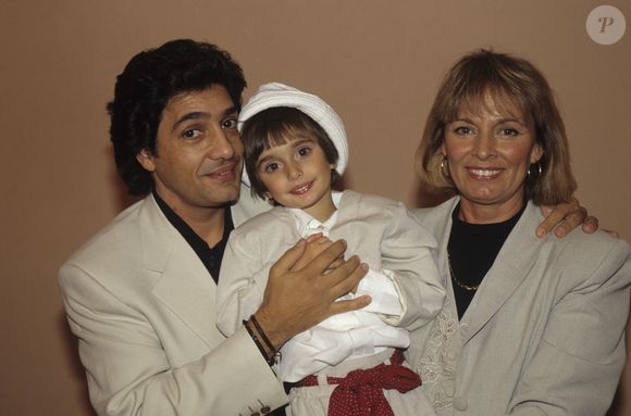 En France, à Paris, Frédéric François, à l'issue de son concert dans les coulisses de l'Olympia, avec sa femme Monique et fille Victoria. Le 4 mars 1994
© Bruno Schneider via Bestimage