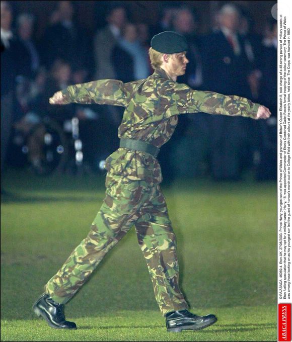 PA/ABACA. Eton-UK, 27/05/2003. Le Prince Harry, fils cadet du Prince de Galles et petit-fils de la Reine Elizabeth II, a pris la tête d'un défilé de 48 cadets militaires à Eton, alimentant les spéculations selon lesquelles il pourrait opter pour une carrière militaire.