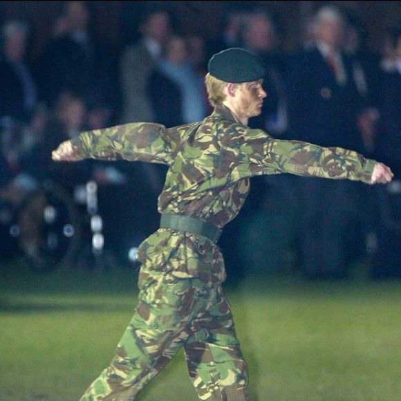 PA/ABACA. Eton-UK, 27/05/2003. Le Prince Harry, fils cadet du Prince de Galles et petit-fils de la Reine Elizabeth II, a pris la tête d'un défilé de 48 cadets militaires à Eton, alimentant les spéculations selon lesquelles il pourrait opter pour une carrière militaire.