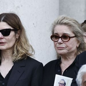 En première ligne, le duo formé par Catherine Deneuve et sa fille Chiara Mastroianni.

Chiara Mastroianni et sa mère Catherine Deneuve aux obsèques de M.Satrapi au Crématorium du Père-Lachaise à Paris, le 19 juin 2026. 
© Cyril Moreau / Bestimage