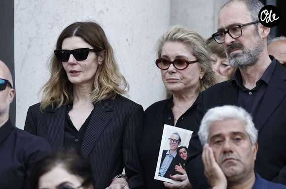 En première ligne, le duo formé par Catherine Deneuve et sa fille Chiara Mastroianni.

Chiara Mastroianni et sa mère Catherine Deneuve aux obsèques de M.Satrapi au Crématorium du Père-Lachaise à Paris, le 19 juin 2026. 
© Cyril Moreau / Bestimage