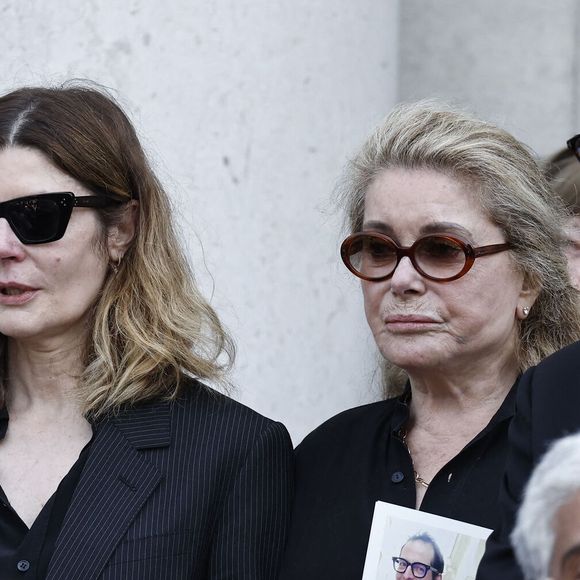 En première ligne, le duo formé par Catherine Deneuve et sa fille Chiara Mastroianni.

Chiara Mastroianni et sa mère Catherine Deneuve aux obsèques de M.Satrapi au Crématorium du Père-Lachaise à Paris, le 19 juin 2026. 
© Cyril Moreau / Bestimage