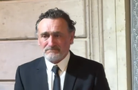 Jean-Paul Rouve reçoit la médaille de la Légion d'honneur par Emmanuel Macron.