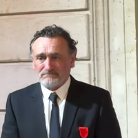 Jean-Paul Rouve décoré à l'Elysée, l'acteur de 59 ans perd ses moyens dans les bras du président