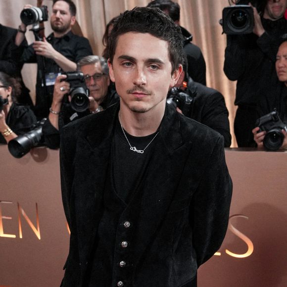 "C’est là, sur le plateau qui domine la vallée de l’Ardèche, au sud, et la vallée du Rhône, à l’est, que Roger et Jean, son épouse canadienne, (ses grands-parents paternels, ndlr) ont posé leurs valises à la fin des années 1960".

Timothée Chalamet sur le tapis rouge de la 83e cérémonie des Golden Globe Awards qui s'est tenue à l'hôtel Beverly Hilton à Beverly Hills, CA, le 11 janvier 2026.  Photo par Sthanlee Mirador/SPUS/ABACAPRESS.COM