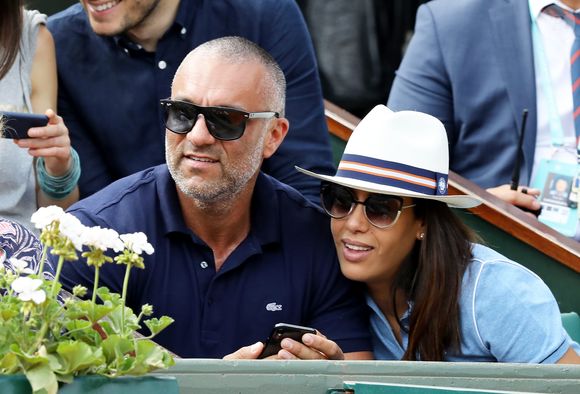 Amel Bent est devenue maman par trois fois

Amel Bent et son mari Patrick Antonelli  dans les tribunes des internationaux de tennis de Roland Garros à Paris, France, le 3 juin 2018. © Dominique Jacovides - Cyril Moreau/Bestimage