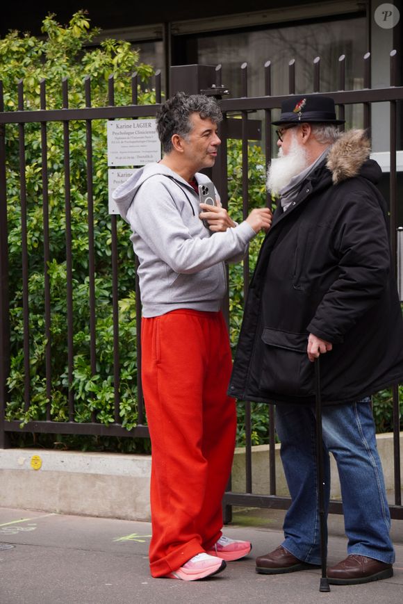 Exclusif - Stéphane Plaza a été surpris par les photographes et vidéastes à la sortie d'un RDV à Paris, le 27 février 2025.