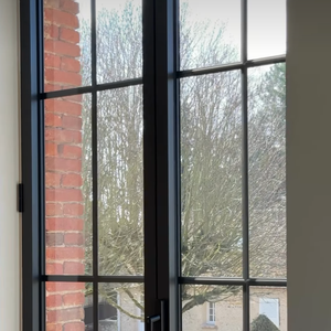 M. Pokora ouvre les portes de sa maison de campagne.