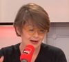 Désormais, elle se consacrera pleinement à l'exploitation de son vignoble mâconnais.  "Un endroit vallonné, un océan de vignes, qui m'émeut chaque fois que je le regarde", a confié Carine Bécard dans les colonnes de "Télérama" ce mois-ci.

Carine Bécard face à Christophe Castaner sur France Inter (Capture d'écran YouTube - France Inter en 2017).