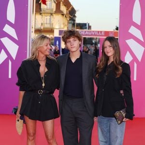 Sarah Poniatowski et son fils Roman lors de la première du film 'L'Invitation' pendant la 52ème édition du Festival du Cinéma Américain de Deauville, France, le 5 septembre 2026. © Denis Guignebourg/Bestimage
