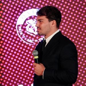 Pour soutenir ce rythme soutenu, les associés déploient désormais une campagne de recrutement ciblée pour la rentrée.

Antoine Dupont lors de la cérémonie d'ouverture du Qatar Prix de l'Arc de Triomphe au Pré Catelan le 2 octobre 2025.

© Anne-Sophie Guebey / Bestimage