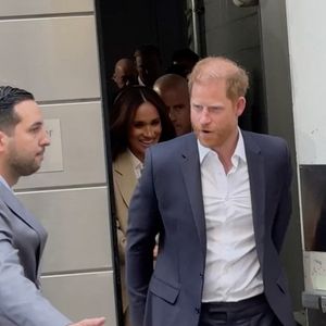 Le prince Harry, duc de Sussex et Meghan Markle, duchesse de Sussex, quittent leur hôtel par une porte dérobée à New York, le 23 avril 2025. (Backgrid USA / Bestimage).