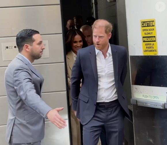 Le prince Harry, duc de Sussex et Meghan Markle, duchesse de Sussex, quittent leur hôtel par une porte dérobée à New York, le 23 avril 2025. (Backgrid USA / Bestimage).