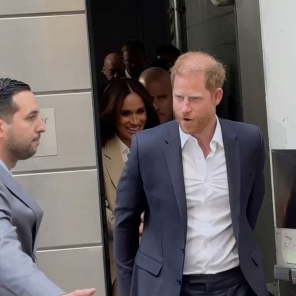 Le prince Harry, duc de Sussex et Meghan Markle, duchesse de Sussex, quittent leur hôtel par une porte dérobée à New York, le 23 avril 2025. (Backgrid USA / Bestimage).