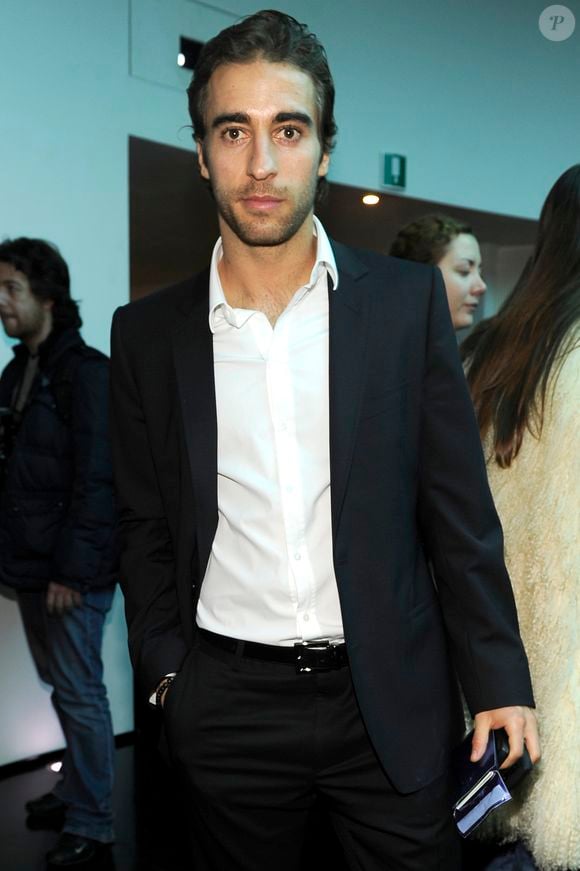 Cette brillante reconversion a fait de lui un milliardaire avec une fortune estimée à dix milliards de livres sterling.

Info - Devenu milliardaire, Mathieu Flamini, ancien joueur de l'OM et d'Arsenal, à la retraite depuis 2019, est le cofondateur et PDG de GFBiochemicals, une entreprise de chimie verte - Mathieu Flamini - People Versace - Milan Fashion Week F/W 2010/11
SGP / BESTIMAGE