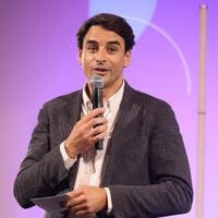 L'ancienne vie de Julian Bugier : Avant d'être journaliste, la star du 13 heures de France 2 embauché dans un milieu très différent
