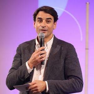 Tout le monde connait Julian Bugier, le présentateur du "13 heures" de France 2.

Julian Bugier - Soirée de lancement du "Pasteurdon" à l'institut Pasteur de Paris. © Denis Guignebourg/BestImage