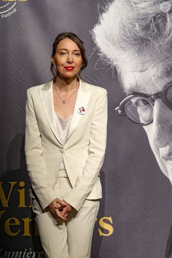 Cette semaine, la Nantaise a présenté son nouveau single intitulé "Jean", premier extrait de "Jeanne" son sixième opus réalisé avec le célèbre compositeur Benjamin Biolay... Une jolie composition dédiée à Jean Dujardin comme elle l'a rapporté aux équipes de "La Tribune Dimanche".

Jeanne Cherhal - Photocall de la cérémonie de remise du Prix Lumière à W.Wenders à l'occasion de la 15ème Edition du Festival Lumière de Lyon. Le 20 octobre 2023
© Sandrine Thesillat / Panoramic / Bestimage