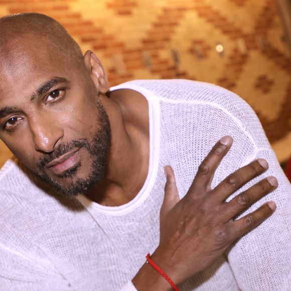 À seulement 20 ans, il élevait seul son fils Bilal, car la mère de ce dernier ne pouvait pas le garder.

Stomy Bugsy à la soirée de lancement des "Dîners Festifs" de Yaya Secretan et Kevin Poussard à Paris, le 26 février 2026.

© Cédric Perrin/Bestimage