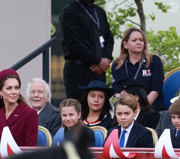 Catherine (Kate) Middleton, princesse de Galles, la princesse Charlotte de Galles, les princes George et Louis de Galles, pendant la procession militaire pour marquer le 80e anniversaire du Jour de la Victoire en Europe le 5 mai 2025 à Londres, Angleterre. (Mirrorpix / Bestimage).