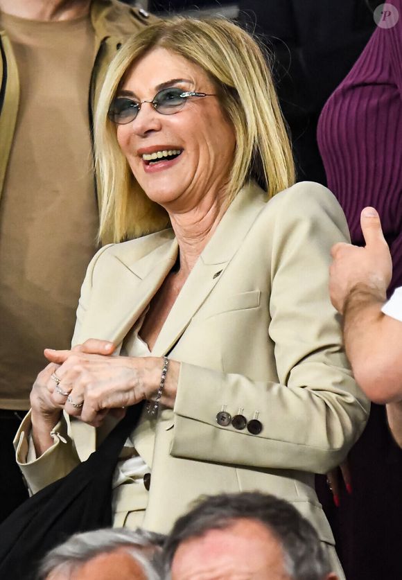 Michèle Laroque - Célébrités dans les tribunes du match de quart de finale aller de Ligue Des Champions 2025-2026 (LDC) "PSG - Liverpool (2-0)" au Parc des Princes à Paris le 8 avril 2026. © Baptiste Autissier/PsnewZ/Bestimage