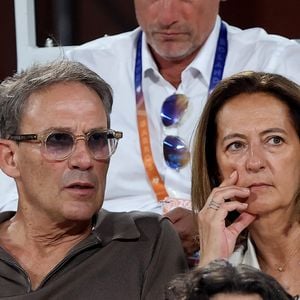 Julien Courbet et sa femme Catherine dans les tribunes des Internationaux de France de Tennis de Roland Garros 2026, à Paris, le 29 mai 2026. 

© Dominique Jacovides / Bestimage