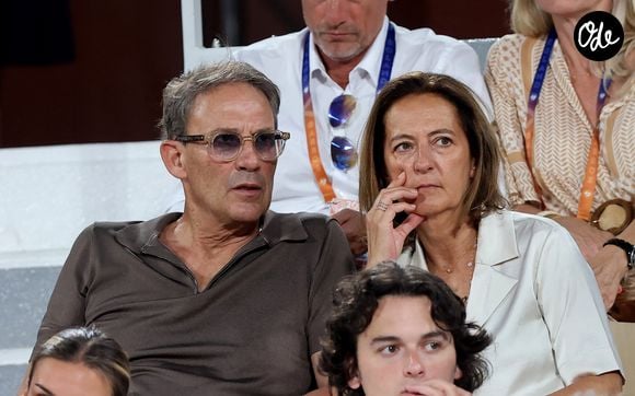 Julien Courbet et sa femme Catherine dans les tribunes des Internationaux de France de Tennis de Roland Garros 2026, à Paris, le 29 mai 2026. 

© Dominique Jacovides / Bestimage