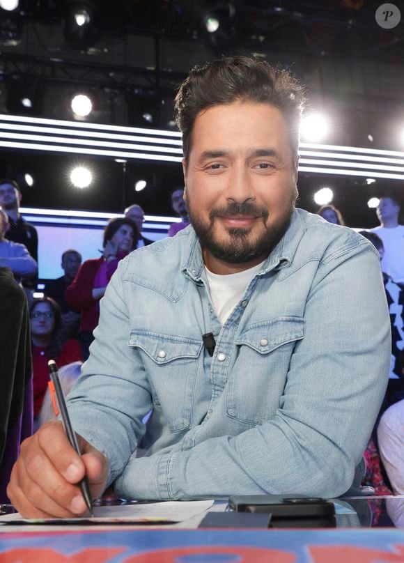 Il révèle sur Instagram qu'on lui a trouvé un caillot de 5 millimètres coincé dans le rein gauche. Exclusif - Moundir - Sur le plateau de l’émission TPMP (Touche Pas à Mon Poste) présentée en direct par C.Hanouna et diffusée sur C8 - Paris le 27/02/2024 - © Jack Tribeca / Bestimage