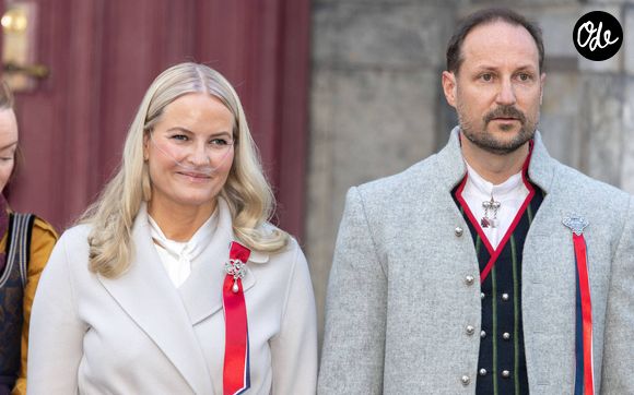 La princesse Mette-Marit de Norvège, le prince Haakon de Norvège, Accueil du défilé des enfants d'Asker lors des célébrations de la fête nationale norvégienne de 2026 au manoir de Skaugum à Asker, près d'Oslo, en Norvège. 17 mai 2026. Dana Press / Bestimage