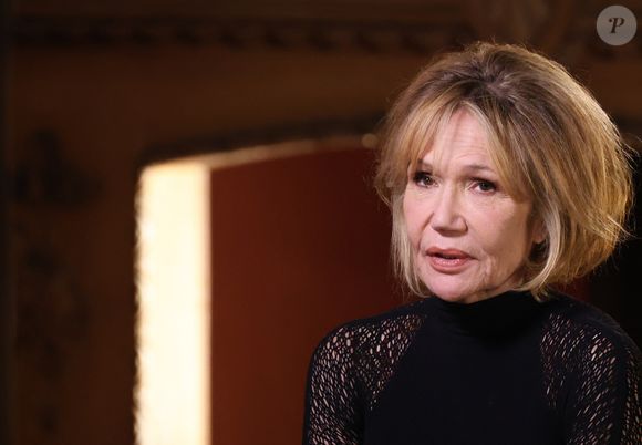 Exclusif - Clémentine Célarié lors de l'enregistrement de l'émission "Olympiascope" au théâtre Antoine, présentée par B.Montiel et diffusée le 28 février 2025 sur Olympia TV, au théâtre Antoine à Paris, France, le 18 février 2025. © Denis Guignebourg/Bestimage
