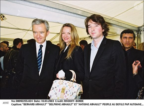 Bernard Arnault et deux de ses enfants, Delphine et Antoine Arnault, en 2003, au défilé Louis Vuitton. RINDOFF-BORDE / BESTIMAGE