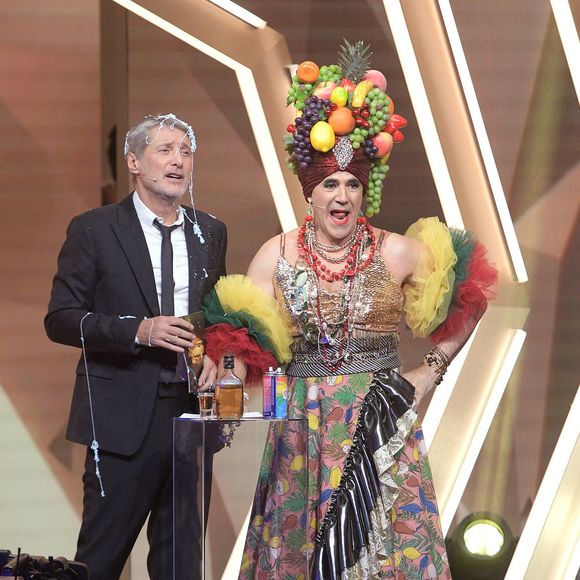 Exclusif - Antoine de Caunes et José Garcia lors de la cérémonie de la 1ère édition des "Olympia Awards" (cérémonie récompensant des artistes de la musique et de l’humour, présentée par A. de Caunes) à l'Olympia. Paris, le 11 décembre 2019. © Gorassini-Tribeca/Bestimage