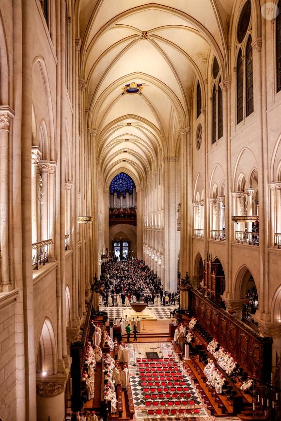 Première messe en présence de personnalités - Messe de consécration du mobilier liturgique de la cathédrale Notre-Dame de Paris, le 8 décembre 2024. Joyau de l’art gothique, lieu de culte et de culture, symbole universel de la France et de son histoire, la cathédrale de Notre-Dame de Paris rouvre ses portes les 7 et 8 décembre, cinq ans après le terrible incendie ravageur, survenu le 15 avril 2019. 
© Cyril Moreau / Bestimage