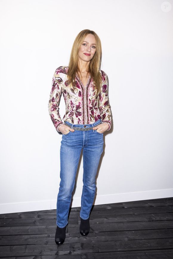 "Elle est bien à sa place", a assuré l'ex-compagne de Florent Pagny  "Et puis c'est une telle grosse travailleuse, elle travaille tellement qu'il y a bien sûr son nom de famille très connu, sa beauté qui est très grande.

Vanessa Paradis - Photocall du défilé de mode Femmes prêt-à-porter automne-hiver 2024/2025 "Chanel" lors de la fashion week de Paris le 5 mars 2024. © Olivier Borde / Bestimage
