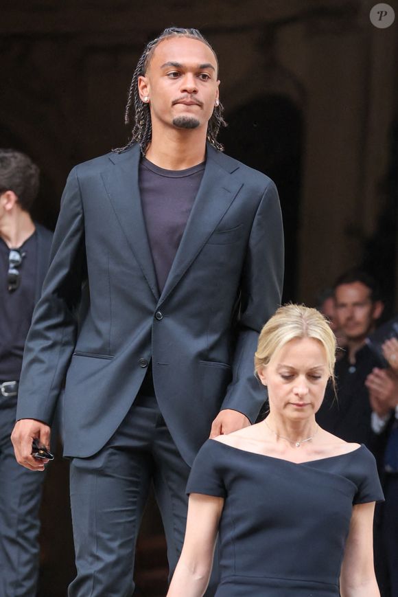 Audrey Crespo-Mara et son fils Sékou - Sorties des obsèques de Thierry Ardisson en l’église Saint-Roch de Paris, France, le 17 juillet 2025. © Clovis-Jacovides/Bestimage