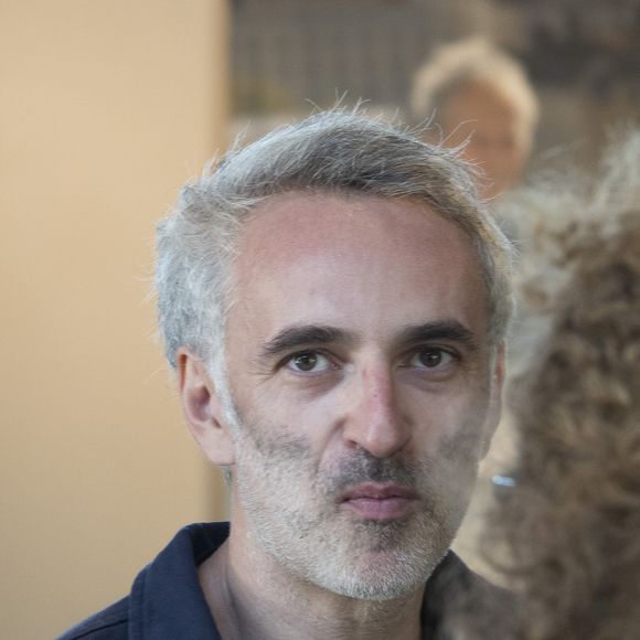 S'il n'avait pas forcément envisagé parler de ce sujet, l'alliance à son annulaire gauche a donné un indice certain à nos confrères qui n'ont pu s'empêcher de remarquer ce nouveau bijou, forcément très symbolique

Vincent Delerm lors du 11ème Festival Lumiere 2019 de Lyon le 13 octobre 2019. © Sandrine Thesillat/Panoramic/Bestimage