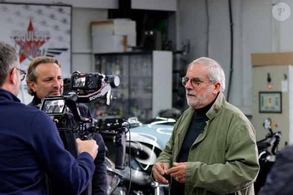 Dominique Chapatte tourne l'émission "Turbo" (M6) à la carrosserie Esquisse Riders à Izon près de Bordeaux, aux côtés d'Alex Bouchon et Etienne Bruet, le 23 octobre 2023. 
© Marc de Tienda / Panoramic / Bestimage