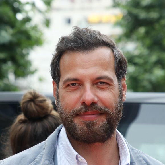 dans un ancien atelier d'artiste à la décoration particulière

Laurent Lafitte à la première du film "Boite Noire" dans le cadre du Festival CINEROMAN au cinéma Pathé Gare du Sud à Nice, France, le 19 juin 2021. © Denis Guignebourg/Bestimage