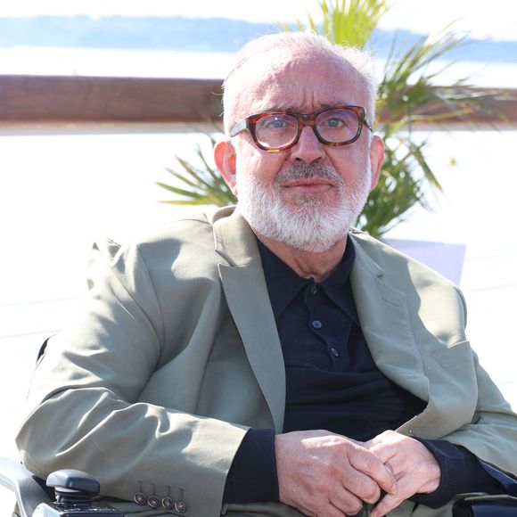 Mariés depuis 2005 et parents de deux enfants, Isabelle et Dominique Farrugia vivent depuis une belle histoire d’amour.

Dominique Farrugia, le producteur de la série  - Photocall de la série "Rien ne t'efface" sur la plage du Majestic lors du 8ème festival CanneSeries à Cannes, le 28 avril 2025. 
© Denis Guigenbourg / Bestimage