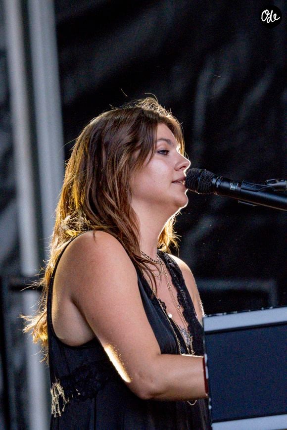 Louane se produit sur la scène du festival "Printemps de Pérouges" au château de Saint-Maurice-de-Rémens (01 - France) le 28/06/2026. © Sandrine Thesillat/Psnewz/Bestimage