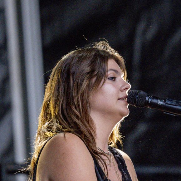 Louane se produit sur la scène du festival "Printemps de Pérouges" au château de Saint-Maurice-de-Rémens (01 - France) le 28/06/2026. © Sandrine Thesillat/Psnewz/Bestimage