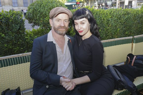 Mathias Malzieu et sa compagne Daria Nelson lors de la soirée de l'été littéraire et musical aux Deux Magots à Paris le 27 juin 2022.

© Jack Tribeca / Bestimage