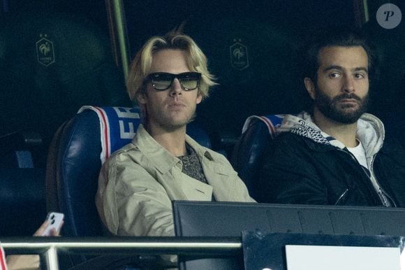 Dorian Lux dans les tribunes du match de football de qualification pour la coupe du monde 2026 opposant la France à Azerbaïdjan (3-0) au Parc des Princes à Paris, France, le 10 octobre 2025. © Cyril Moreau/Bestimage