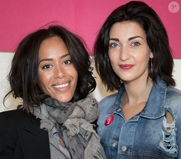L'art est noble, mais il ne paye pas les factures, sauf s'il sort du cadre.

 Amel Bent et Sheryfa Luna lors de la lecture de la dictée ELA à des élèves de la classe de 6ème au Collège Pablo Neruda à Aulnay-sous-Bois, France
Photo par Cyril Moreau/Bestimage